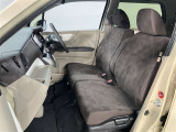 助手席側から見た車内の画像です。使い勝手の良い装備が整う上質な空間が広がっています。シートも快適で乗る人に安心感を与えます。