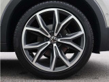 215/45R18タイヤ/7Jx18アルミホイール。マットダークグラファイト仕上げのデザインパッケージ専用アルミホイールを装着しています。