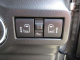 両側電動スライドドアのスイッチがあります。運転席に座ったままスライドドアの操作ができます。