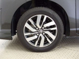 純正なので車に似合うデザインになっていますね。スタッドレスタイヤもご相談下さい。