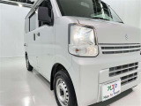 明るいライトが夜道を明るく照らしてくれます。 運転する上で、道路状況をいかに早く認識できるか重要なポイントです。 白色光が暗い道も明るく照らしてくれますよ。