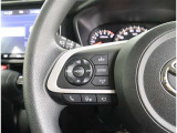 ステアリングスイッチ付き。前方から目を離すことなく操作することが可能です。