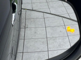 【ブラインドスポットモニター】走行中、ドアミラーの死角になりやすい箇所に後続車が接近するとサイドミラーのレンズに警告を表示!ドライバーに注意喚起をしてくれます。