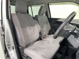 高いホールド性で運転姿勢が安定します。長距離ドライブでも疲れにくいのが魅力です。快適なドライビングライフをお送りください♪
