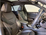 【コックピットシート】BMW車の主役席。車体中央にくる様に配置し車両重心とが一致する事でドライバーと車との一体感あるドライビングを実現。人間工学に基づき形成した形状が長時間のドライブ疲労も軽減します!