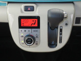 オートエアコンで暑い夏も寒い冬も快適な車内で運転出来ます。