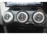 オートエアコン 温度を設定していただければ車が快適に調整します!いちいち調整していただく必要も無く、目線も下げることが無いので安心です