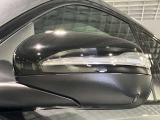 ウィンカー内蔵ドアミラーを開発したのは『メルセデス・ベンツ』です。他車からの視認性が高まり、事故の可能性を低減させています。更に、点灯部分はドライバーの視界に入らないように設計されています。