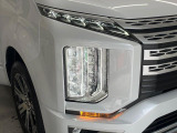 【LEDヘッドライト】悪天候や夜間走行時も良好な視界を確保し安心して運転できる高輝度LEDヘッドライトを装備!点灯速度が早く、消費電力も抑えられています。