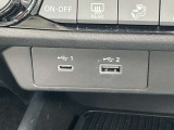 充電端子が装備されていますので車内でスマートフォンなどの充電が可能です。