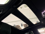 【ガラスルーフ】ガラスルーフ搭載で車内の解放感が一気にアップ!開放的なドライブをお楽しみいただけます。