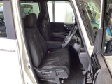 フロント広々、ベンチシートの運転席は、ハイトアジャスターが付いているので、快適にドライブができます。ハンドルはチルトステアリングで、ハンドル位置を上下に調節できます。