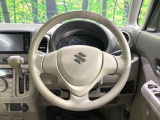 インテリアに合わせたデザインのステアリングは、運転される方のことも考え、運転しやすい形状、大きさです。是非一度、実際に触ってお確かめください。