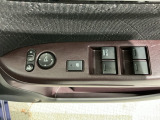 狭い駐車場で便利な電動格納ドアミラーが付いています。