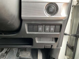 プッシュエンジンスターターです。車内にインテリジェントキーがあれば、キーを差し込まなくてもワンプッシュで、スムーズにエンジンのスタート/ストップが行えます。
