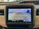 【バックカメラ】運転が苦手な方も車庫入れラクラクです!ギアをリバースに入れれば自動的に切り換わりますので、面倒な操作は不要です♪狭い駐車場もお車を傷つけず安心ですね!