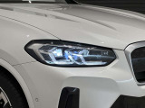 アダプティブLEDヘッドライトはステアリングを切った方向を照らします。