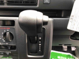 握りやすい位置のシフトレバー。