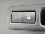 ワンタッチでバックドアが開閉。重たいバックドアも力いらずで開閉できる便利なパワーバックドア付きです!