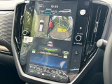 【マルチテレインモニター】車のフロントやサイドのカメラ画像を同時にモニター表示することで、悪路や狭い道を走行時でも周囲の状況確認ができ安心!本格SUVにうれしい装備です♪