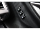 運転席シートポジションメモリーはあらかじめ登録しておいたシートポジションとともに、ドアミラーの角度を自動的に再現します。