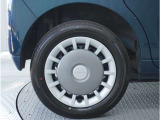 【ホイールキャップ】車に良く似合う純正ホイールキャップが装備されています。各種社外アルミホイールや、スタッドレスタイヤも取扱いしております。是非ご相談ください。