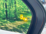 【ブラインドスポットモニター】走行中、ドアミラーの死角になりやすい箇所に後続車が接近するとサイドミラーのレンズに警告を表示!ドライバーに注意喚起をしてくれます。