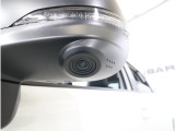 助手席側で見えにくい左前方の映像を、車内のマルチファンクションディスプレイに映し出します。前方への駐車や左寄せ、狭い道でのすれ違いなど、さまざまなシーンで安心して運転できる便利な機能です。