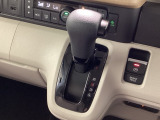 インパネシフトを採用しているので、前席の足元も広々としています。運転席と助手席の行き来もスムーズです!