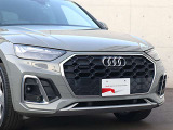 ●一目でAudiとわかる特徴的なシングルフレームグリル・LEDランプ。精悍なフロントマスクからAudiのスマートで上品なブランドを連想させてくれます。女性にも大変ご好評頂いております。