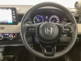 【ハンドル】運転にかかわる様々な操作を安全に行えるように視点移動が少なく操作性に配慮されたスイッチ類が凝縮されたコックピットです。