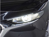 【LEDヘッドライト】悪天候や夜間走行時も良好な視界を確保し安心して運転できる高輝度LEDヘッドライトを装備。明るい上に点灯速度が早く消費電力も抑えられています。