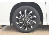 純正なので車に似合うデザインになっていますね。スタッドレスタイヤもご相談下さい。