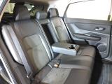 大人がゆったり座れるリアシート。アームレストが備わります。