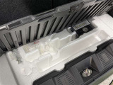 【パンク修理キット】スペアタイヤの代わりにパンク修理キットが備え付けられております