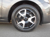 専用ホイールキャップ付きタイヤ。タイヤサイズは185/65R15です。