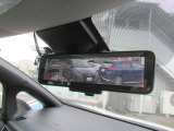インテリジェントル-ムミラ-付です。切り替えレバーで車両後方の映像をミラーに映し出すので車内の状況や天候に左右されず、とっても見やすいです!