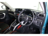 【運転席&助手席】シートは黒を基調にしたスタイリッシュなデザインです。クリーニング済みですので清潔感があり気持ち良く乗っていただけます♪
