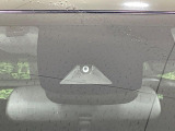 【プリクラッシュセーフティ】前方の車両等を検知し、衝突しそうな時は警報で注意を促し、ブレーキを踏む力をサポート。ブレーキを踏めなかった場合は衝突被害軽減ブレーキが作動、衝突回避をサポートします。