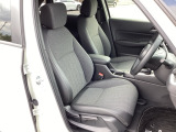 運転席は、大きな座面と包み込むような背もたれがドライバーの身体全体をしっかり支えます。上質なシート素材と座り心地のよいクッションを採用し、長時間の運転やコーナーの多い道も快適です。