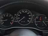 中央にTFT液晶を採用した3眼メーターパネル!運転に必要な情報をグラフィカルかつシンプルに表示し、優れた視認性を実現しています。コックピットに上質な質感と先進感をもたらすデザインです。