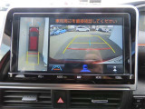 (全周囲モニター)車を上から見たような映像で死角もバッチリ確認できます。