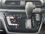 シフトレバーがステアリングに近く運転しやすく、足元もスッキリします