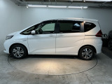 狭い駐車場でも、スライドドアならチャイルドシートへのお子さまの乗降や荷物の積載もスムーズ。とても便利な【両側電動スライドドア】ドアハンドを少し引くだけでリアドアが自動開閉します。