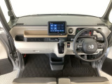 【前方視界】開放的な前方視界!運転がしやすく疲れにくいです♪窓が大きく、見通しがとっても良いおクルマですよ♪