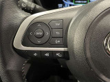 ステアリングスイッチ付きで、運転中に視線を前に向けたまま操作できます。
