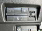 片側(助手席側)オートスライドドアです♪運転席のボタンやキーのボタンでも開閉できます!手荷物がいっぱいの時でも簡単にドアの開け閉めができるのでとっても便利です♪