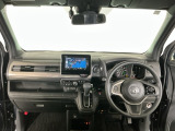 【前方視界】開放的な前方視界!運転がしやすく疲れにくいです♪窓が大きく、見通しがとっても良いおクルマですよ♪