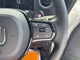 【クルーズコントロール】アクセル操作なしで一定速度を保つ機能。先行車との距離を自動調整する追従型が主流で、高速走行時の疲労を劇的に軽減します。長距離移動が多いお客様への商談では必須の快適装備です。