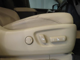パワーシート搭載。微妙な調整が手軽にでき、ピッタリの最適なポジションで運転することが可能です。